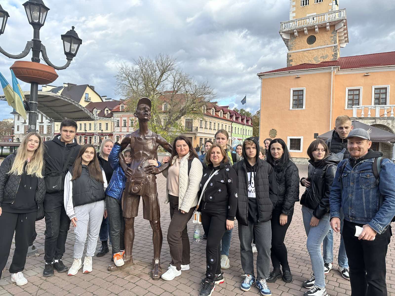 Студенти з пам'ятником туристу на площі Польський ринок у Кам'янці